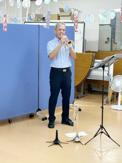 三田市のデイサービス「ひなたぼっこ」での演奏会の写真（2025年8月29日実施）