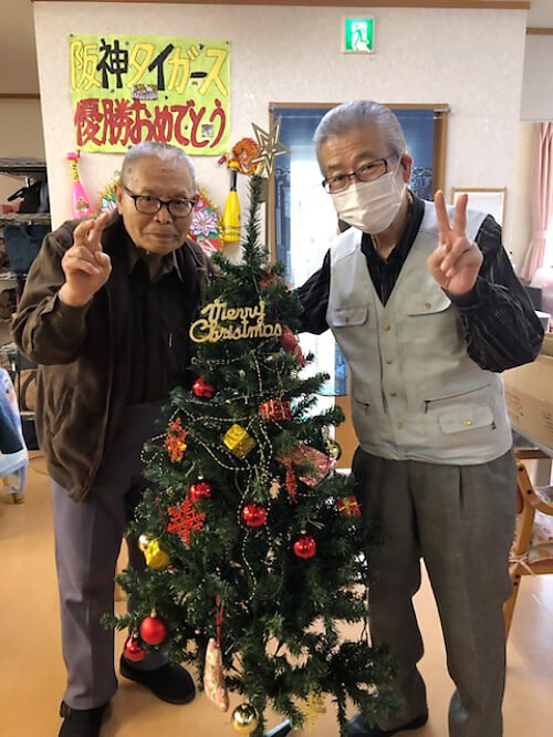 クリスマスツリーの飾りつけ