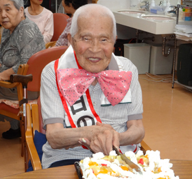 デイサービス施設内のイベントの様子：お誕生日会