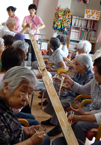 デイサービス施設内のイベントの様子：流しそうめん